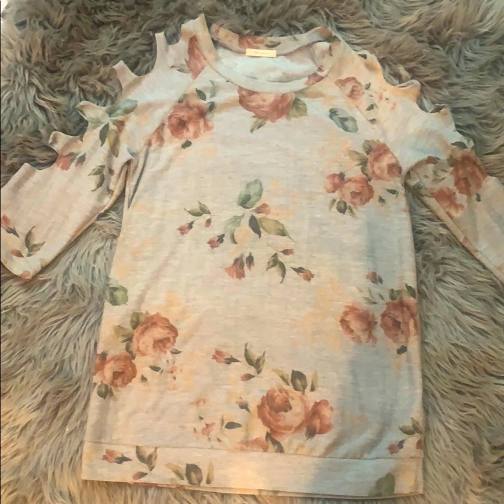 Top with cut outs in sleeve Sz med